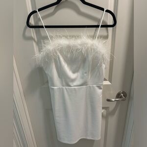 White mini dress with feathers (size M)
